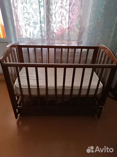 Детская кроватка с маятником и ящиком