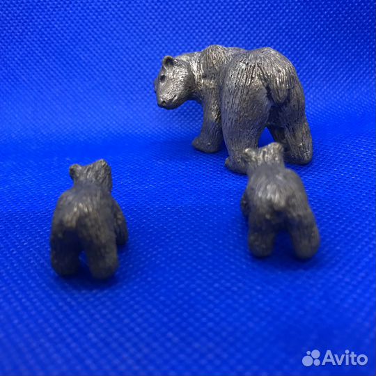 Фигурка из бронзы Медведи