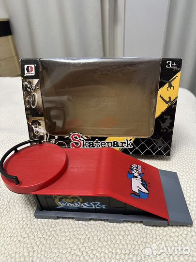 Игрушечный скейтпарк и велик