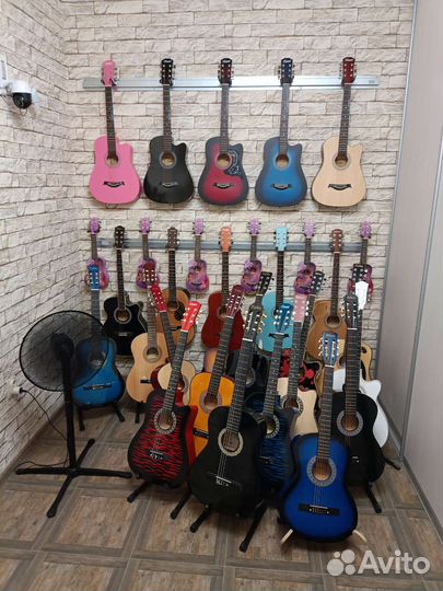 Гитары разных цветов и размеров