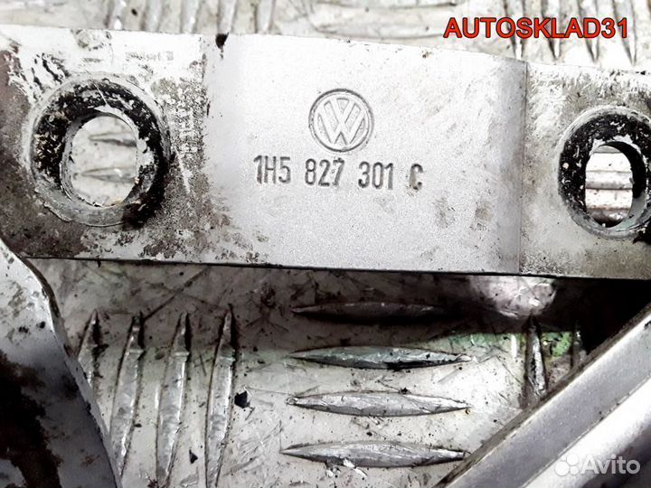 Петля крышки багажника левая VW Golf 3 1H5827301C