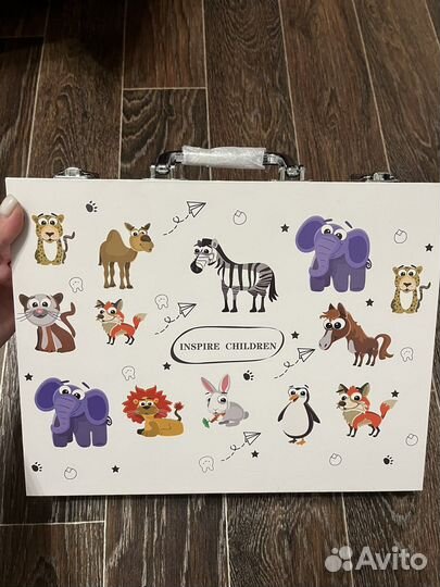 Новый набор для рисования в чемоданчике