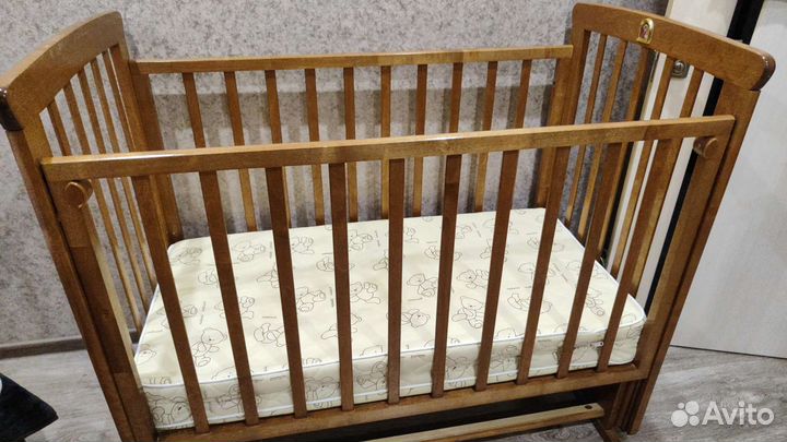 Детская кроватка с маятником