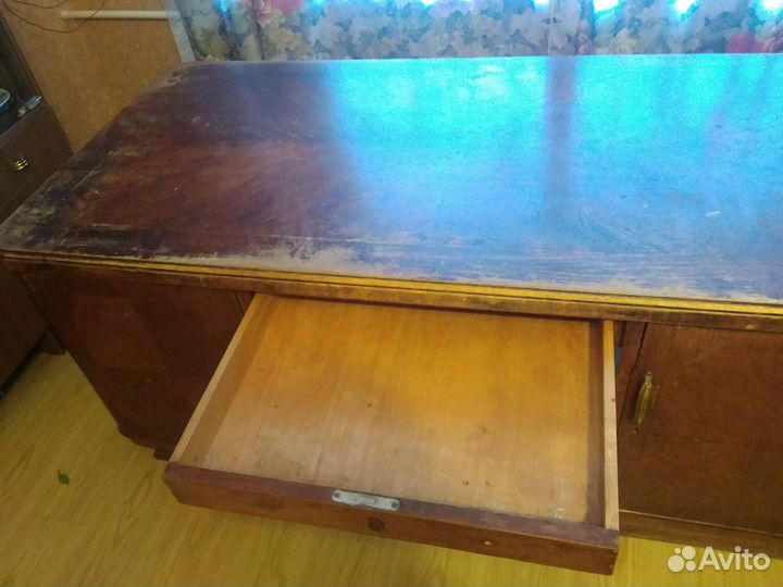 Старинный деревянный письменный стол