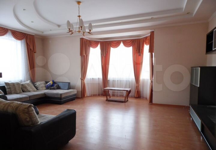 Коттедж 450 м² на участке 10 сот.
