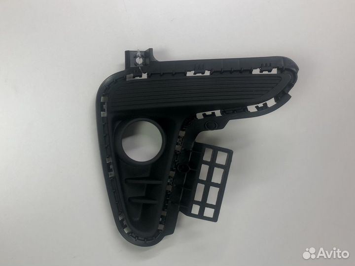 Рамка противотуманной фары правой Kia Rio 4 FB 201