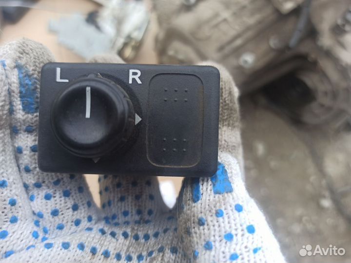 Джойстик регулировки зеркал Nissan Primera P11