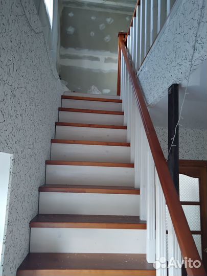 Обшивка лестницы деревом