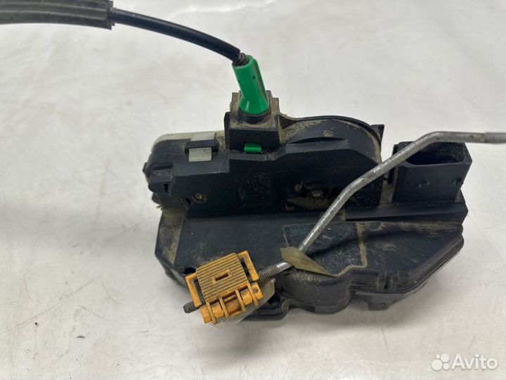 Замок боковой двери задний левый Opel Astra 2012