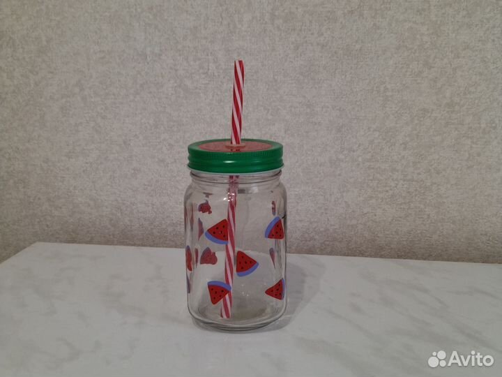 Стакан с крышкой и трубочкой