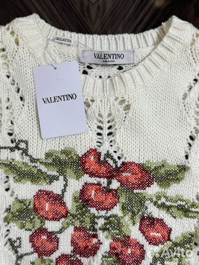 Свитер с вышивкой Valentino