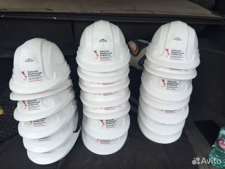 Каски для выпускников с логотипом урфу 2023