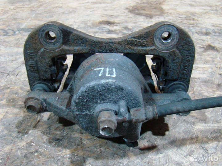 KIA Sportage 2 Суппорт тормозной передний левый