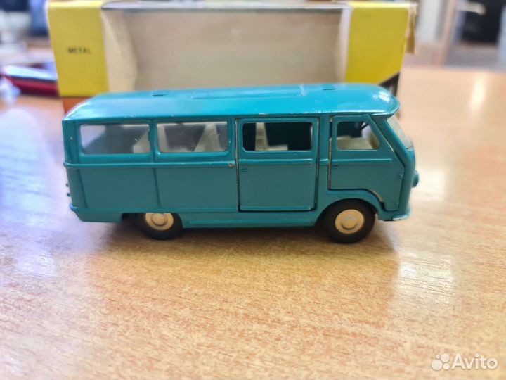 Модель СССР 1:43. Раф 977