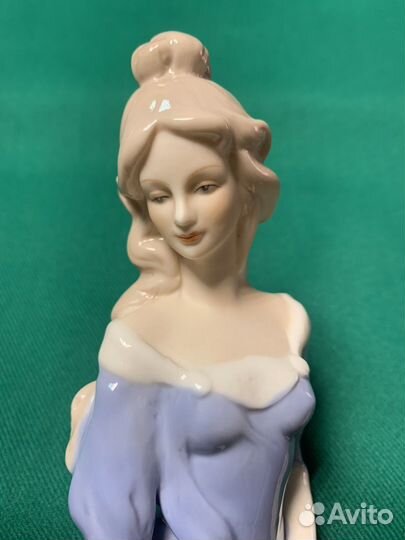 Фарфоровая статуэтка Дама с собакой