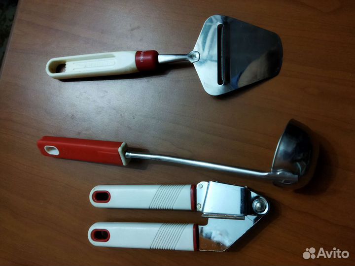 Лопатка для сыра.Половник.Чеснокодавилка.За всё