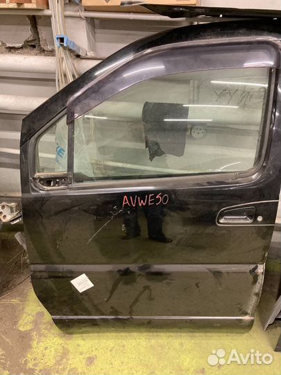Передняя дверь nissan elgrand (левая/правая)