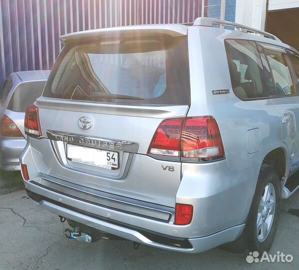 Спойлер под стекло серебро Land Cruiser 200 08-15