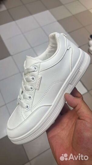 Продавец на oбyвнyю выставку