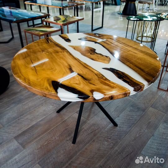 Производим столы из слэбов дерева и смолы