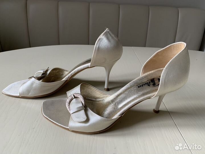 Босоножки атласные 39 размер