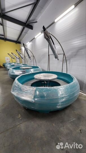 Лодка с мотором и грилем барбекю бухлоход