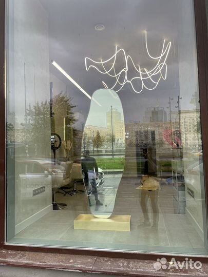 Зеркало на подставке латунное асимметричное