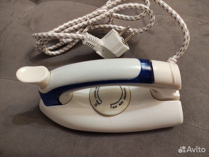 Новый электрический утюг дорожный