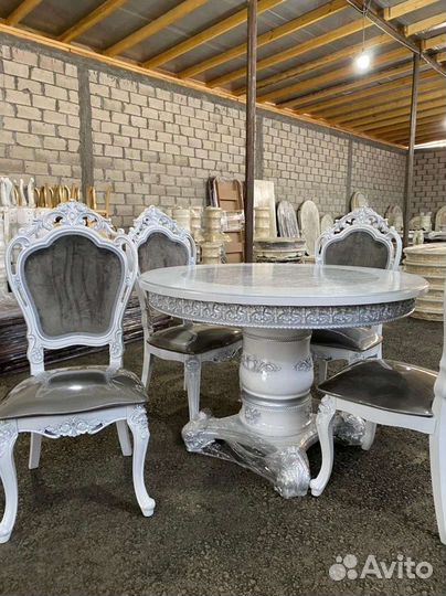 Стол и стулья