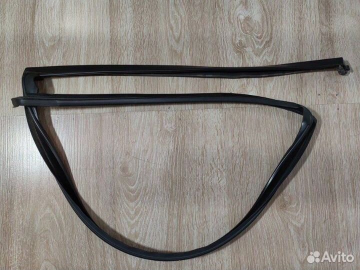 Уплотнительная резинка боковой двери задняя левая