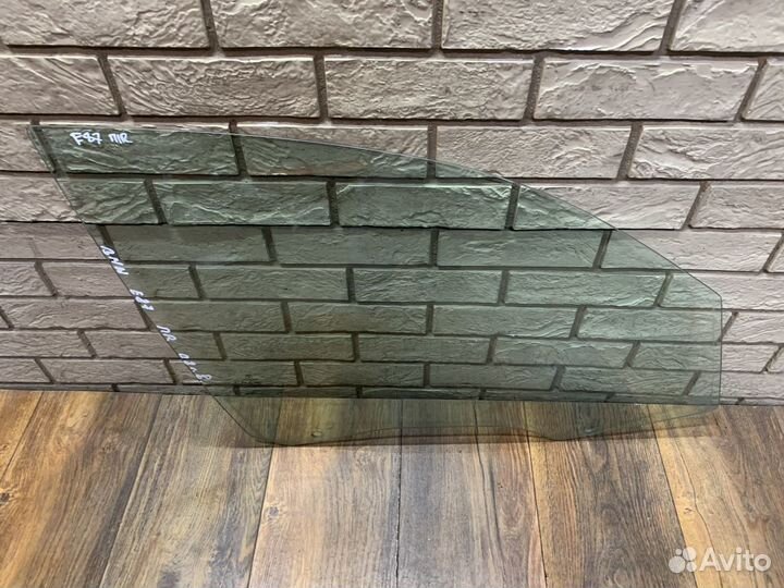 BMW 1-Series E87 Стекло двери передней LH RH