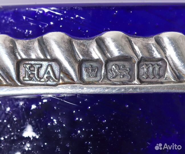 Серебряная прорезная солонка со вставкой. Англия