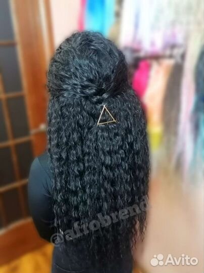 Модель на афрокудри