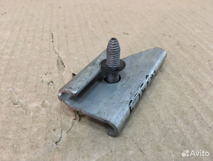 Крепление аккумулятора Renault Logan