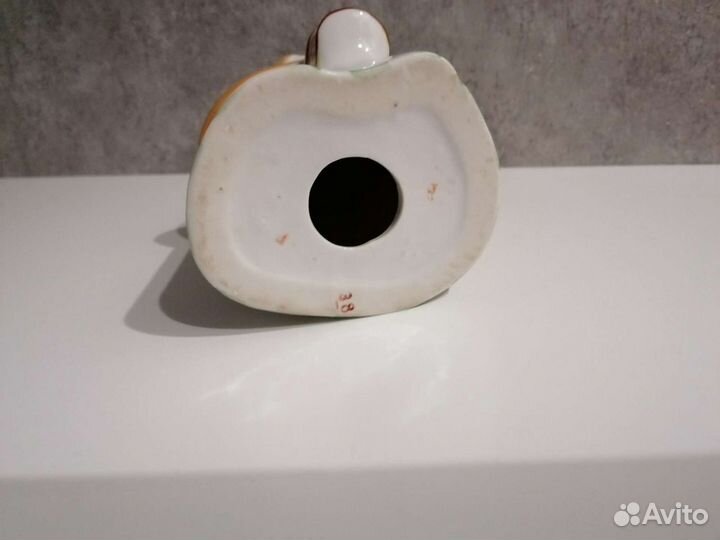 Фарфоровая фигура Девушка с ведром Бронницы