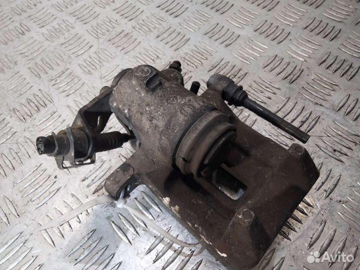 Задний левый суппорт Гольф 4