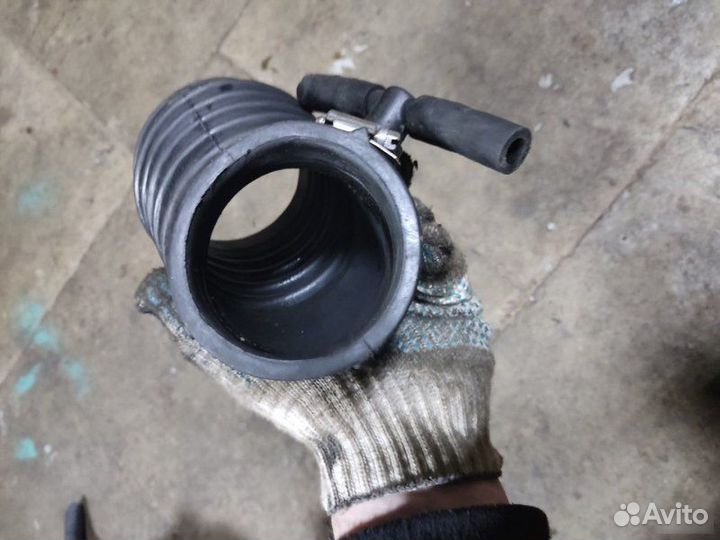 Патрубок воздушного фильтра Ford Escape