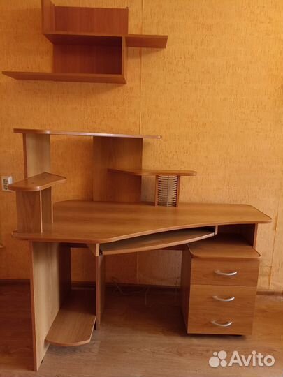 Компьютерный стол, тумба и полка