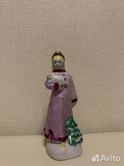 Фарфоровая статуэтка 