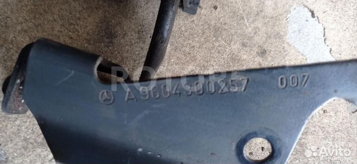 Кронштейн (крепление) радиатора левый A9604300257