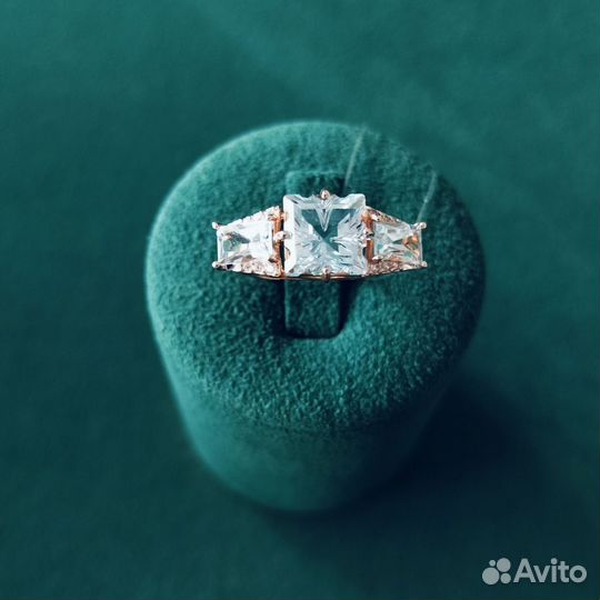 Кольцо красное золото с топазами и фианитами