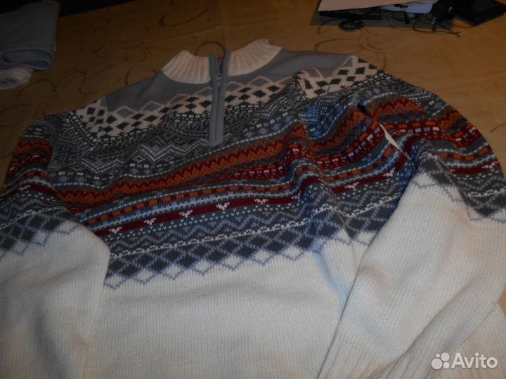 Новый джемпер мужской на молнии белый с орнаментом