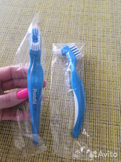 Щётка для чистки зубных протезов