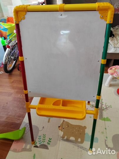 Доска для рисования и игрушки
