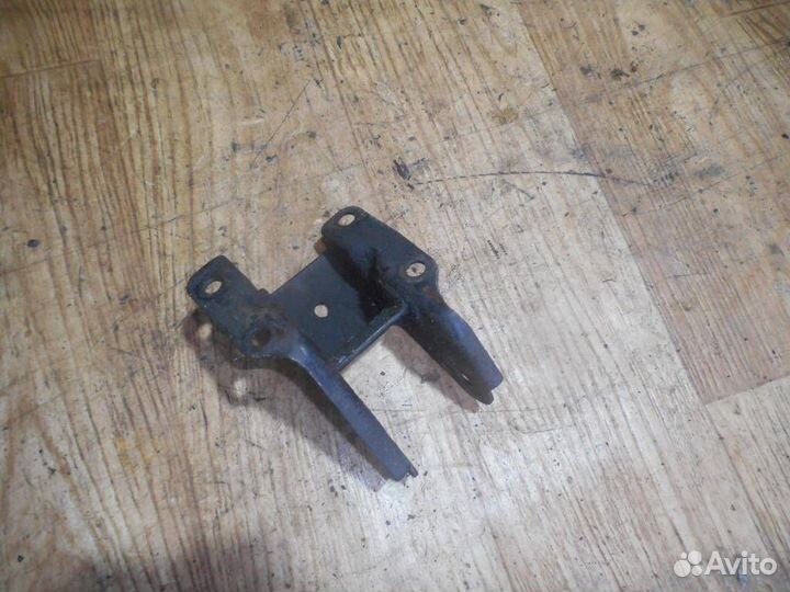 Кронштейн опоры двигателя Kia Sephia 1993-1997