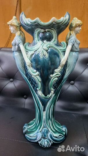 Ваза старинная майолика. Красивая