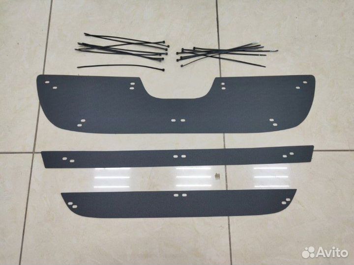 Заглушка решетки радиатора и бампера передняя Psa