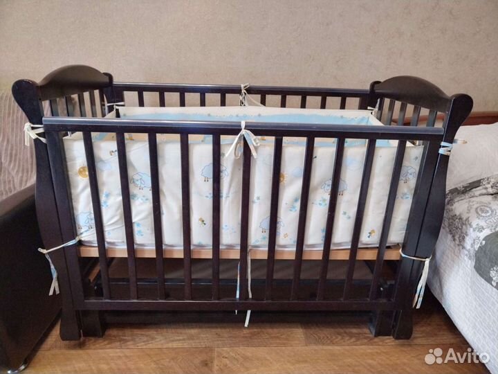 Детская кроватка с продольным маятником