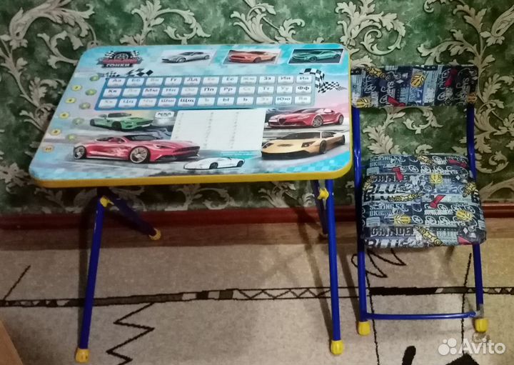 Мольберт, стол, стульчик