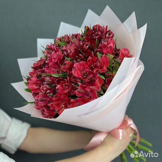 Букет из 21 красной альстромерии